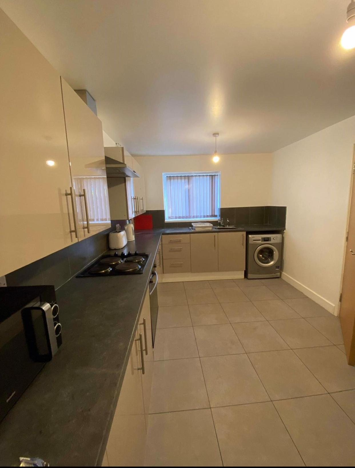 8 Bedroom Contractors House Apartment *